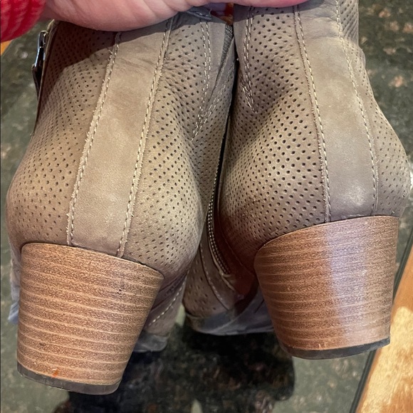 Earth perforated Suede Taupe Booties size 9 - Picture 7 of 7